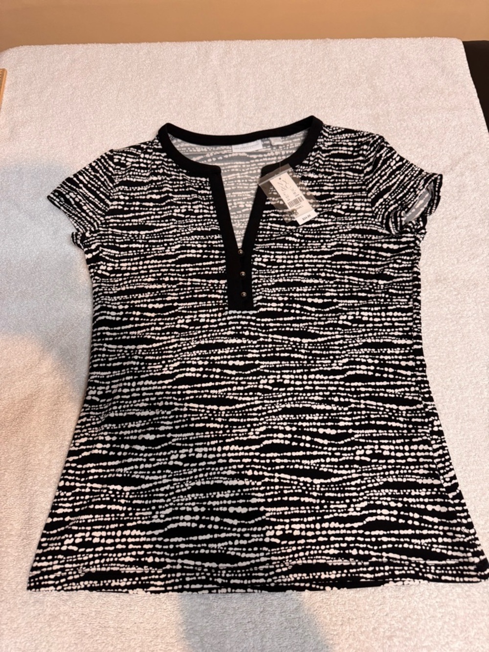 New York & Company Black and White Short Sleeve Henley Polyester Tee Size Small